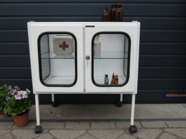 Oude metalen vitrine / apothekers kast