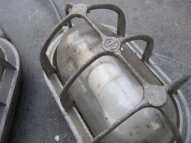 Oude metalen kooi- stallamp