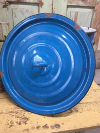 Grote blauwe emaille ketel met deksel