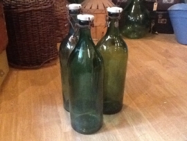 Hele oude groene beugelflessen met porseleinen dop set van 3 stuks