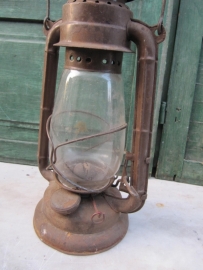 Beautiful very old oil lamp super cool!