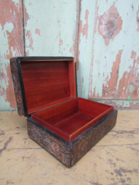 Brocant kistje met leer bekleed
