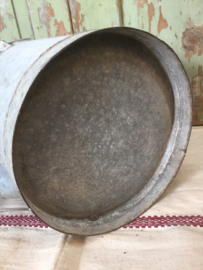 Oude robuuste zinken gieter