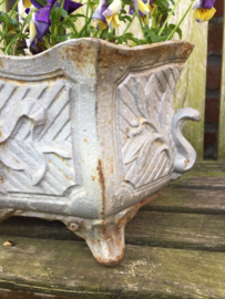 Oude gietijzeren jardinière