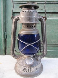 Brocante oil lamp with rare blue glass.