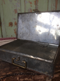 Oude metalen kist/geldlade