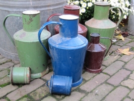 Hele mooie oude Roemeense Blauwe emaille melkkan met dop