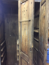 Oude houten lockerkast