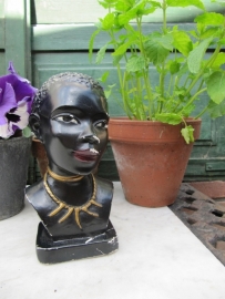 Oud buste beeldje van donkere vrouw