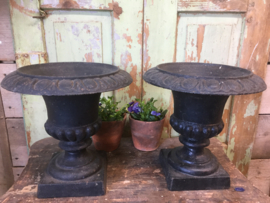 Set brocante gietijzeren tuinvazen