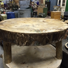 Ronde lage tafel van boomstam ruw ***