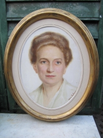 Old portrait in a beautiful oval list