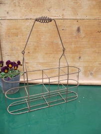 Oud brocante Frans metalen flessenrek voor 4 flessen.