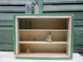 Antiek houten apothekerskastje met 2 legplankjes
