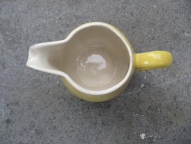 Geel melkkannetje