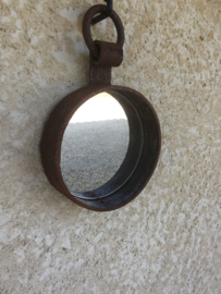 Oude spiegel in ijzeren frame
