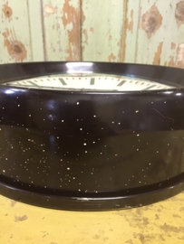 Industriële klok met bakelite rand