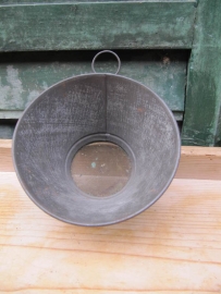 Metal strainer with lug