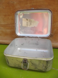 Hele oude aluminium EHBO kistjes