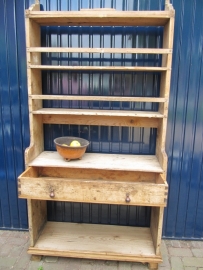 Antieke staande houten open kast met brede lade.