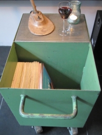 Industrieël bijzettafeltje op wielen ***