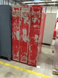 Oude lockerkast 3 deurs Rood