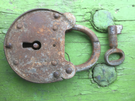 Groot oud gebruikt Douane hangslot met sleutel