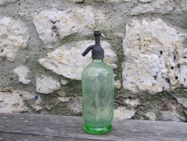 Antieke gecurvde groene spuitfles