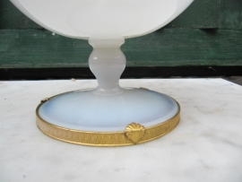 Brocante opaal glazen witte schaal op voet