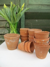 Oud rieten mandje met 15 handgevormde antieke terracotta potjes