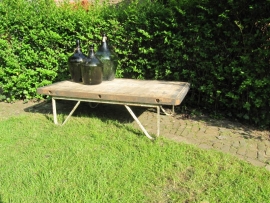 Pallettafel met drie oude gistflessen in één set.