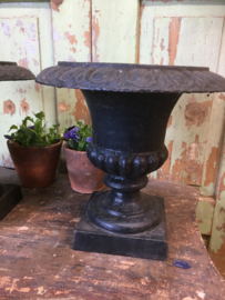 Set brocante gietijzeren tuinvazen