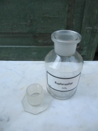 Oude apothekersfles met kopersulfaat