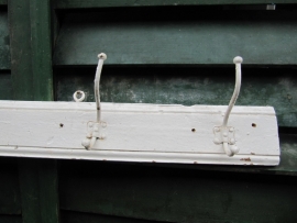 Brocante wit kapstokje met 5 metalen haken.