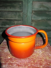 Oude oranje emaille melkkoker