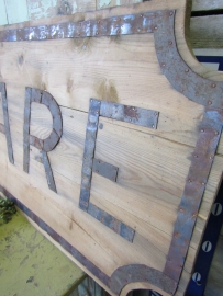 Houten bord "Gare" met metalen letters