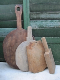 Brocante houten bijna ronde snijplank met handvat