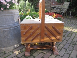 Hele oude brocante naaikist met klaplades