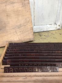 Brocante industriële kist met graveerletters