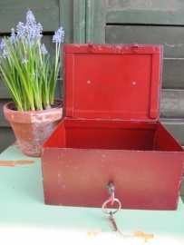 Oud brocante rood metalen geldkistje