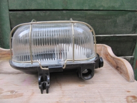 Brocante kooilamp met geribbeld glas en bakelite onderkant
