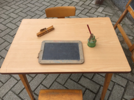 Vintage tafeltje met stoeltjes