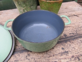 Emaile reseda groene gietijzeren braadpan met deksel
