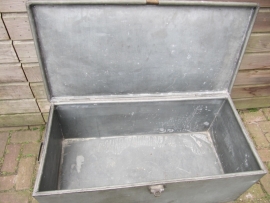 Brocante hele oude zinken kist
