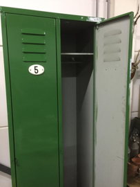 Oude lockerkast in groen ***