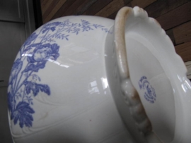 Gave tureen Maestrichts pottery series Nemone