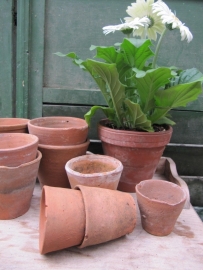 Oude handgevormde Terracotta potten in diversen formaten set van 10 stuks