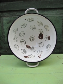 Brocante witte emaille vergiet op pootjes