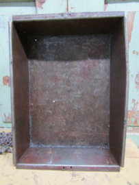 Oude metalen bak