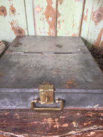 Oude metalen kist/geldlade